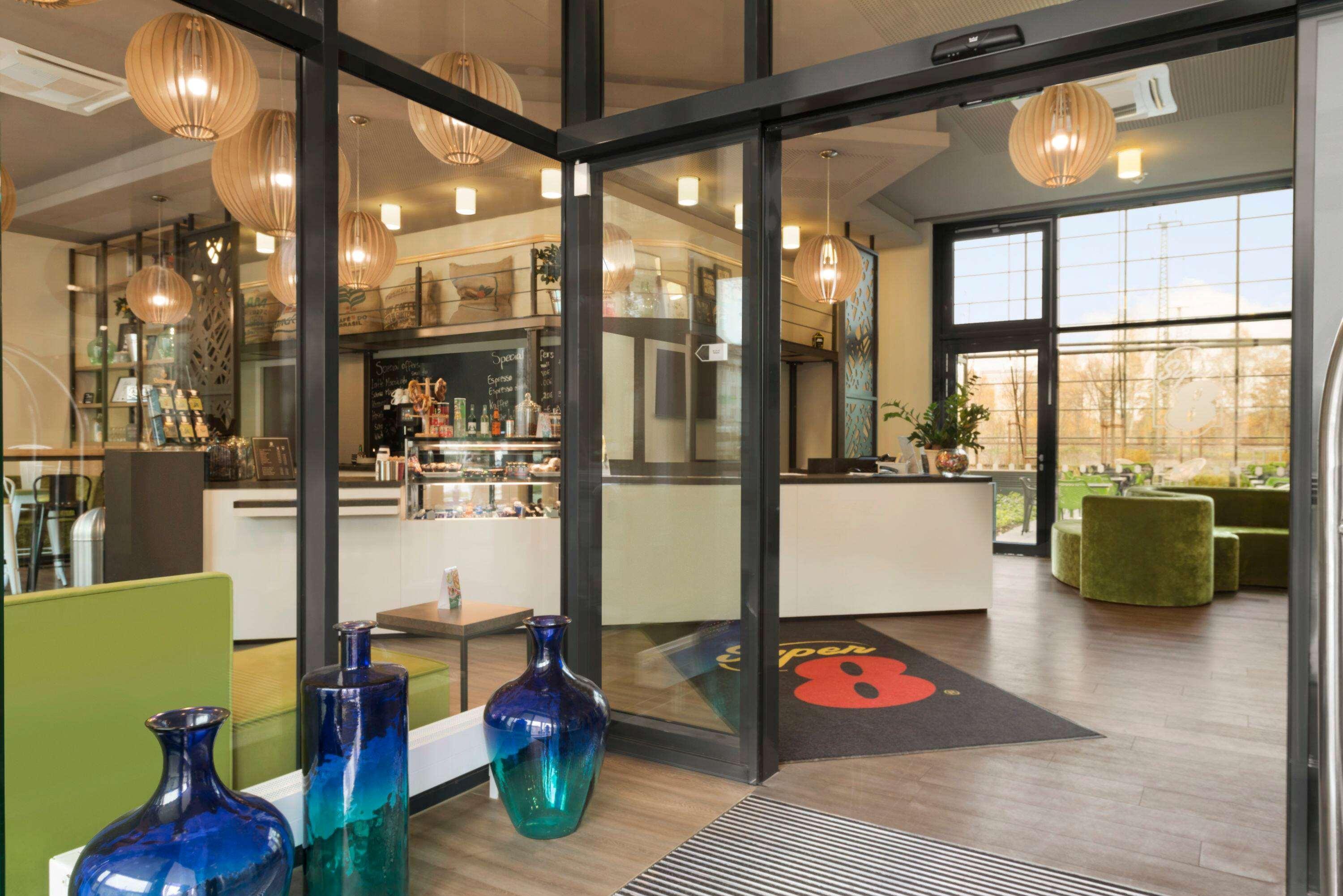 Hotel Super 8 By Wyndham West