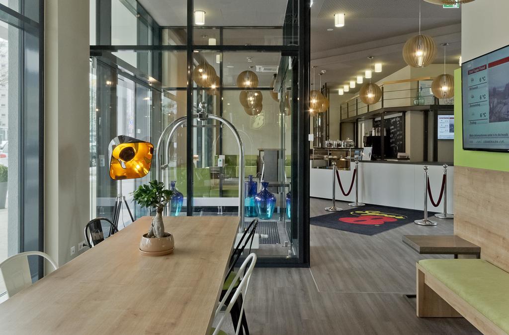 Hotel Super 8 By Wyndham West