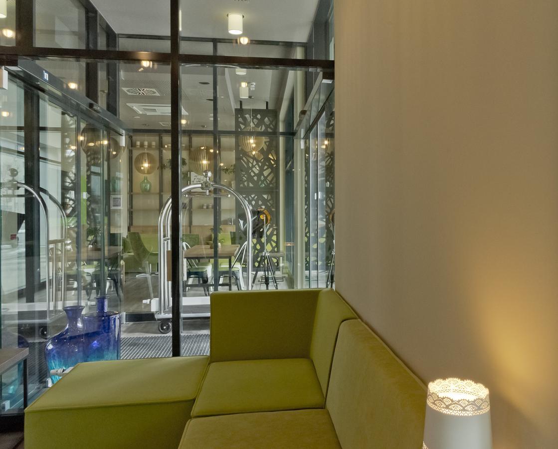 Super 8 By Wyndham West