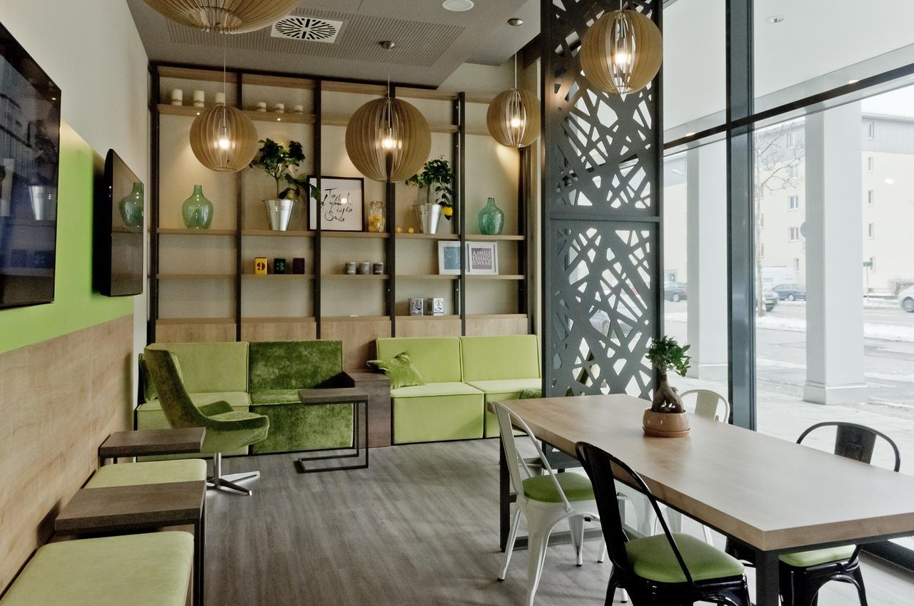Hotel Super 8 By Wyndham West